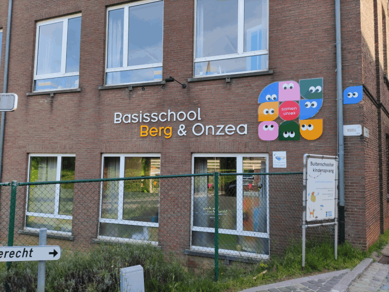 School Met Logo